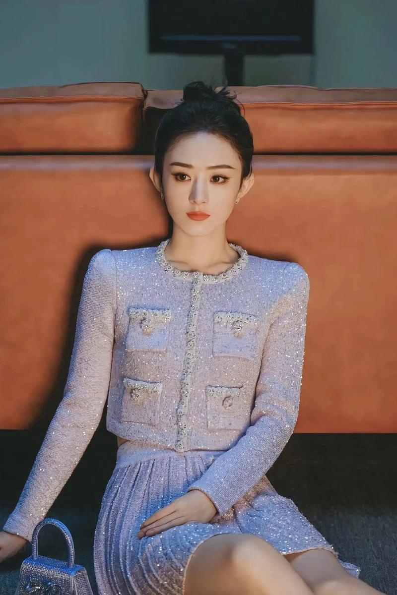 震惊!成毅《狩谎》突袭官宣扔掉长剑戴眼镜,首演心理学家这是要玩疯批?