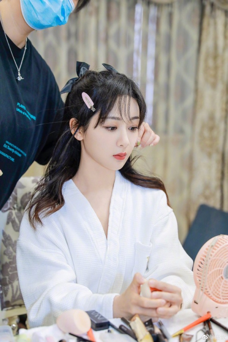 杨紫家狗子piupiu穿羽绒服出街？人不如狗系列实锤了！