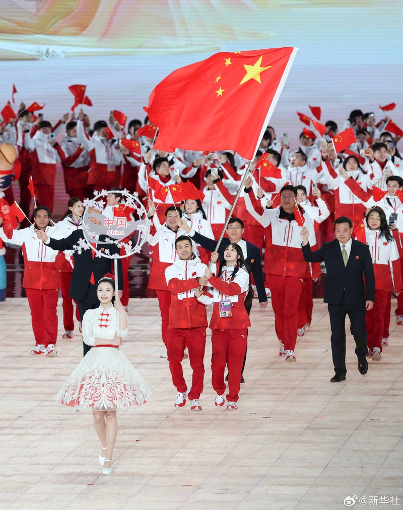 戛纳红毯杀疯了!中国代表团东方美降维打击,老外镜头都看劈叉!